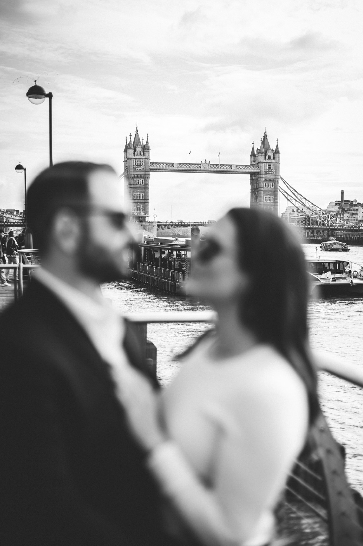 modern engagement shoot, london engagement, london elopement, tower bridge engagement shoot, 